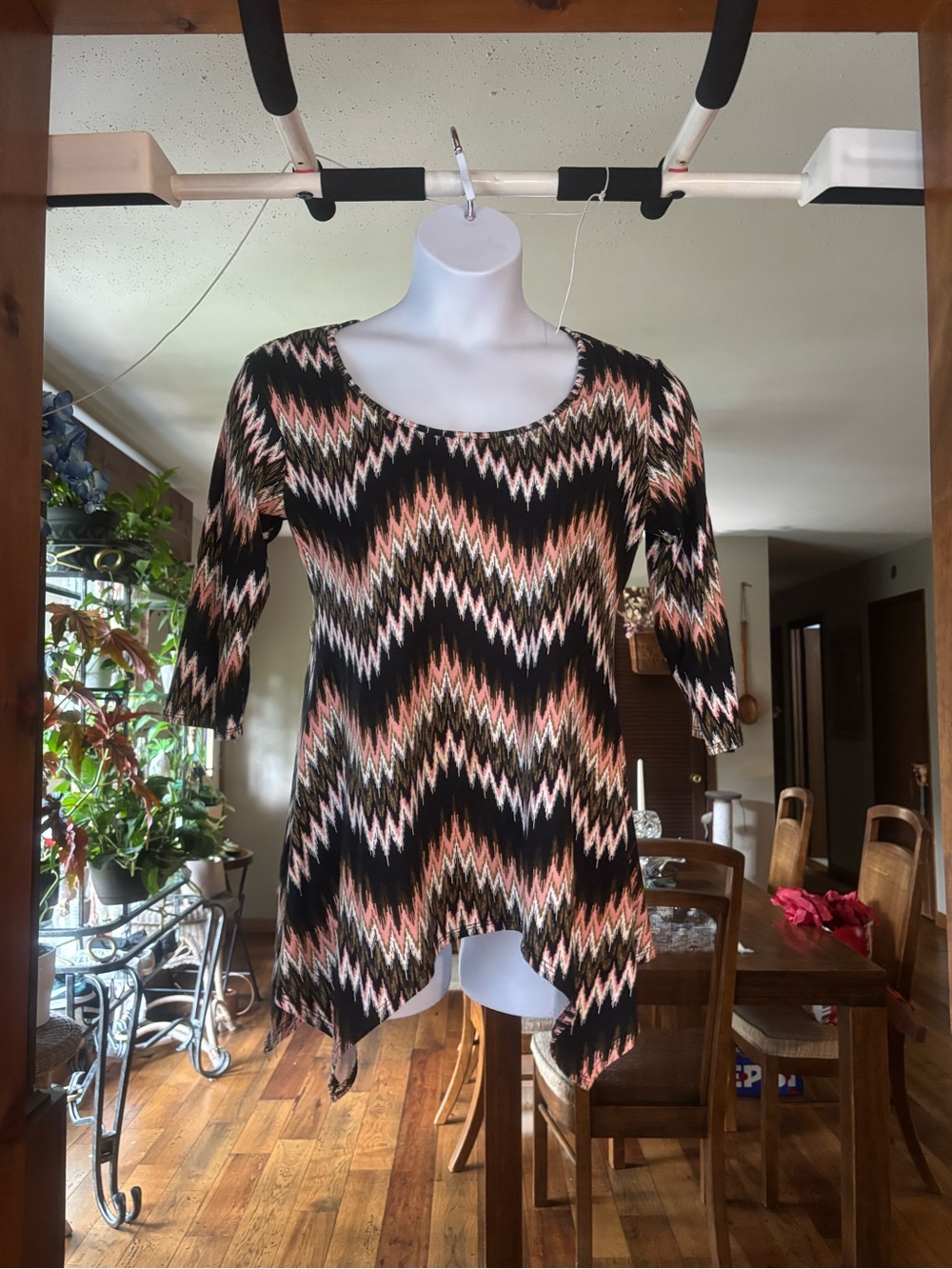 Wilde Women’s Black Chevron Print Scoop Neck Tunic Top - Peach Accent Sz L